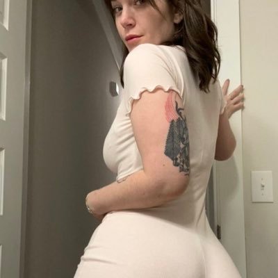 lynneeeee12's profile picture. 