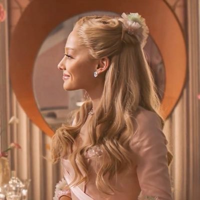 eleccctra's profile picture. written by ariana grande