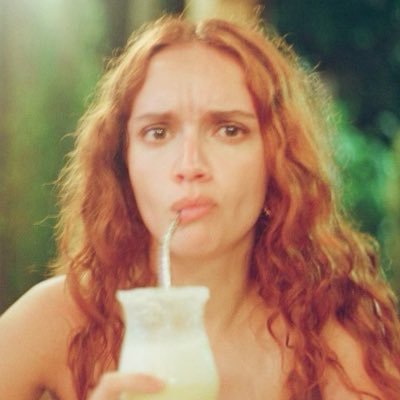 empalabrada's profile picture. ᅠᅠ‍ ᅠᅠ‍ ᅠᅠ‍゛ 𝙀stoy aquí, sentada, con todas mis palabras como una cesta de fruta verde, intactas.