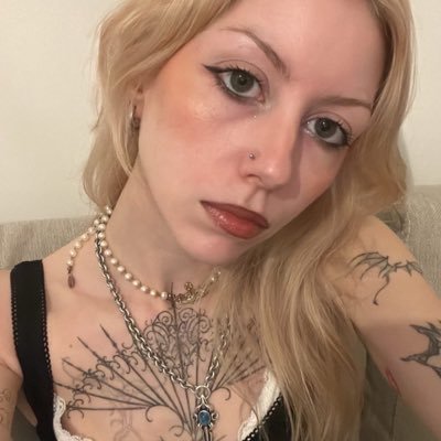 emiaouttt's profile picture. babytattooartist, PARIS 🖤 n’hésitez pas à me contacter 🍒 mon insta : @emiaou.ttt