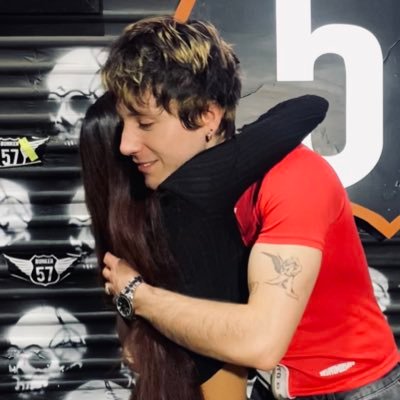 reputationntv's profile picture. i wanna be defined by the things that i love𑁤