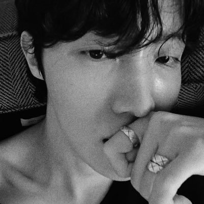 Hoseok718's profile picture. •𝟕 𝐛𝐨𝐲𝐬 𝐟𝐫𝐨𝐦 𝐤𝐨𝐫𝐞𝐚
