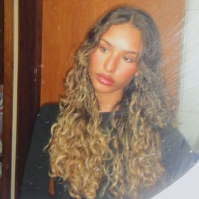 anaaacarolinaah's profile picture. no offense but ew