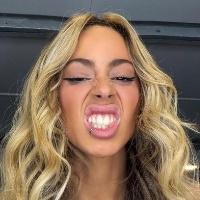 lovescaian's profile picture. 