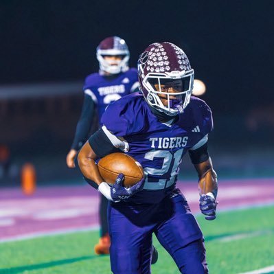 Emac2029's profile picture. '29 RB | @PCTIGERFOOTBALL | 5’8 180 LBS | 4.37 GPA | FBU Freshman All American | 40: 4.48 | Bench: 300 LBS | multiple D1 🅾️’s | ✝️ @DJRSWEWORK