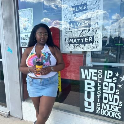 simonejanai's profile picture. peace and love