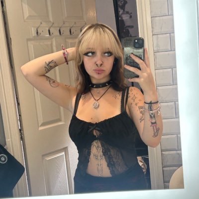 sweetrays_'s profile picture. dms are safe space 😇