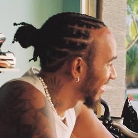 f1yuriz's profile picture. if im yuri and ur yaoi then who’s driving the damn car