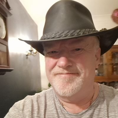 sincil0's profile picture. Home educator. Gardener.
#PDA-ASD, #ADHD, #SGO.
Education is not filling buckets but sparking fires.