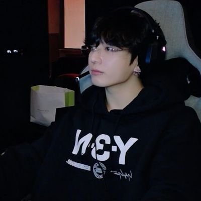 tokkibearr's profile picture. dₒₙ'ₜ yₒᵤ ₖₙₒw ᵢ'ₘ ᵢₙₛₐₙₑ? ⱼₑₒₙ ⱼᵤₙgₖₒₒₖ
