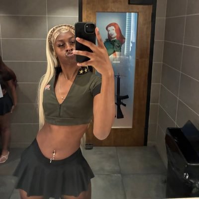 cherryAssbeeg's profile picture. they ask me what i see when i look down...i said all these bitchs cause they beneath me 💁🏾‍♀️🖤I DONT MEETUP OR COLLAB!!!!