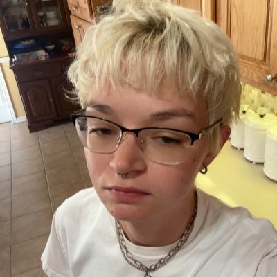 acidgr33n's profile picture. supercharged electric vehicle in girl form. 25. #10feettall! 👩‍❤️‍💋‍👩 - she/her