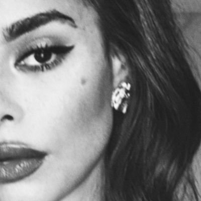 vogueandxcoffee's profile picture. 28 anos de sangue, suor e América do Sul. Apaixonada por moda, arte, astrologia, músicas e coisas antigas. | TikTok: 90sfashionrunways.