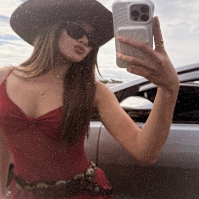 xoxmareya's profile picture. — mika & brent