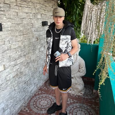 zzuku22's profile picture. All my information is in the link. https://t.co/lzChjBCb72