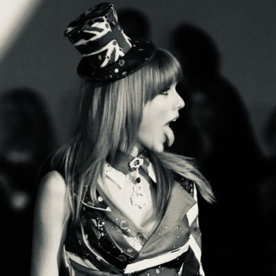 Ariteamomuxho's profile picture. solo existo. la más lesbiana y friki. Taylor Swift y Ariana Grande los amores de mi vida.