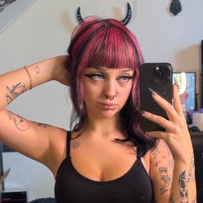 glamooraay's profile picture. I flirt better in DMs 😇