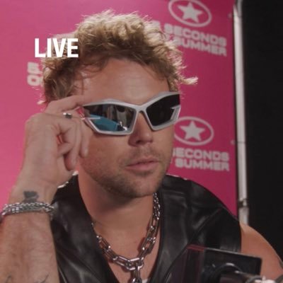 badd_omens's profile picture. MY FAVORITE BOYBAND IS BACK ★