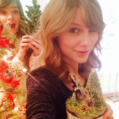 callmhoneyy's profile picture. argumentative, antithetical dream girl ᡣ𐭩 (una fangirl más) 🍯