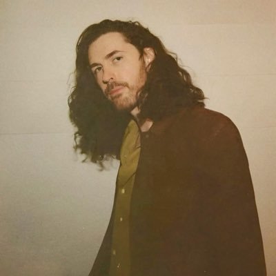cozywithhozy's profile picture. saw hozier 10/05/25 “there’s an art to life’s distraction” 📚🍁❤️