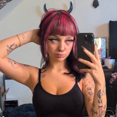 maccaliicee's profile picture. no fear, just DMs 💌