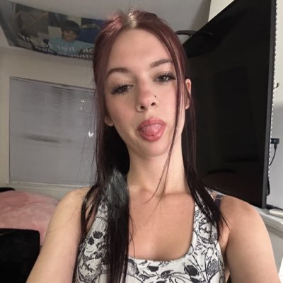 xAlice352x's profile picture. No fear, just DMs 📥