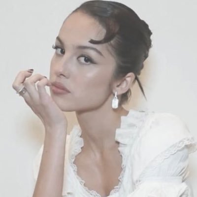 bllarmseyedge's profile picture. bella ramsey. olivia rodrigo. miley cyrus