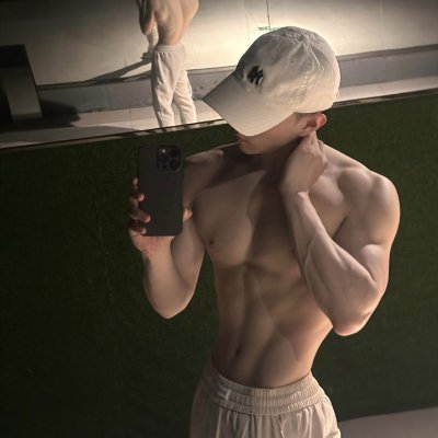 NetaRebeka4658's profile picture. 听说推特很多骚狗，有没有想和我试一下的，特点是鸡吧又长又粗 喜欢成熟的，真男人就是要干男人，可以私信了解，合适可见。