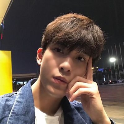 wqngwi385909's profile picture. “不知道是这个季节让人情绪低落，还是原本就藏着许多不尽人意的事情。”