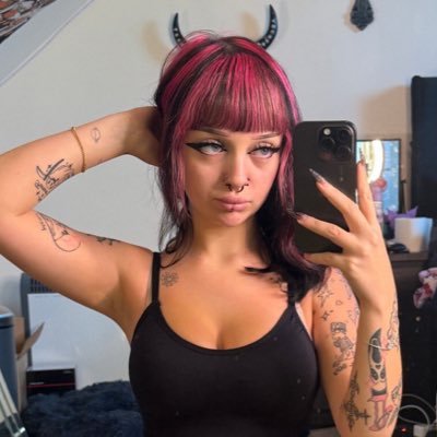 aliiiceejean's profile picture. I flirt better in DMs 😇