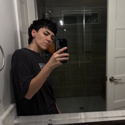 jeniquejacobs_'s profile picture. go listen to my mix on soundcloud yo