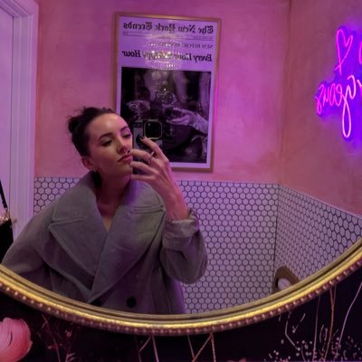 aprillyfr's profile picture. Christian and Conservative.