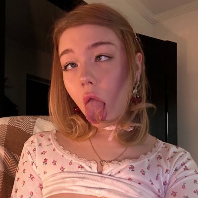 droolgirl1's profile picture. Hiii!! I'm Sophie and I'm on here cuz' I love showing myself and sharing my beauty🙈
You can text me here, but I barely reply, so rather check the link below;)