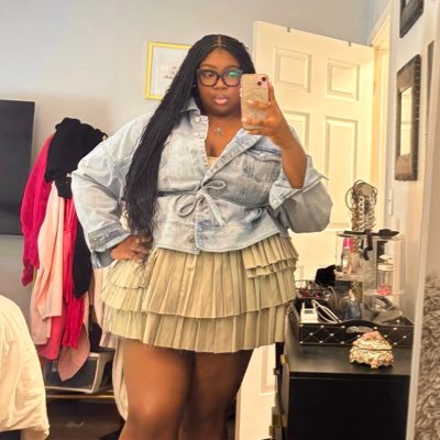 Lau__smi's profile picture. still everyone’s favorite. hooded.