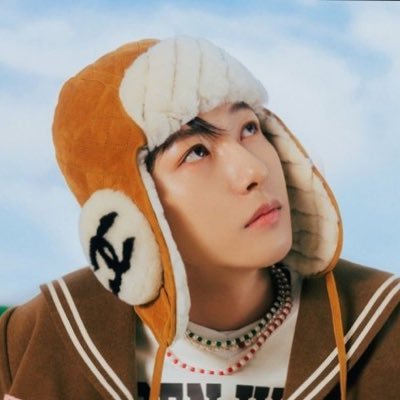 hellojunmin's profile picture. renle, loona and lesbianism