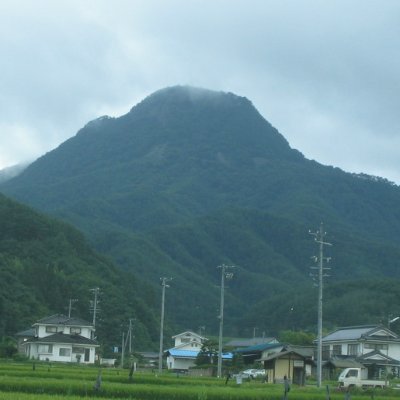 ramen315's profile picture. 長野県小県郡青木村。上田市への通勤率は47.40%で、同市のベッドタウンとなっている。上田市まで車で30分程度、北陸新幹線を使えば東京へ2時間余りという利便性から、移住者の受け入れにも村を挙げて取り組んでおり、2016年の宝島社出版「田舎暮らしの本」によるアンケートで「日本一住みたい『村』ランキング」の1位。