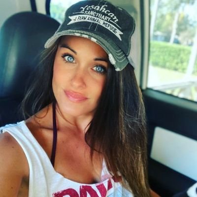 Jennanicolle22's profile picture. Be kind to EVERY Kind. 🐢🐷🐱🐶🐰🕊🌍🌞🎶♻️
Vegan 🌱
Foster mama 🐕