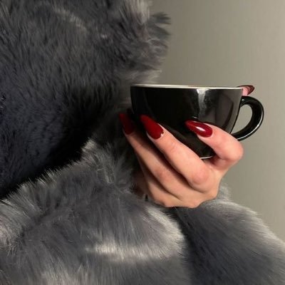 e124412's profile picture. لا تفترض تقواك، فهنا امرأة فاتنة قد تحيلك إلى عالم الجنون.