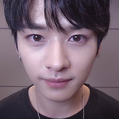 leeknobidobee's profile picture. eu e o lee know comendo pudim