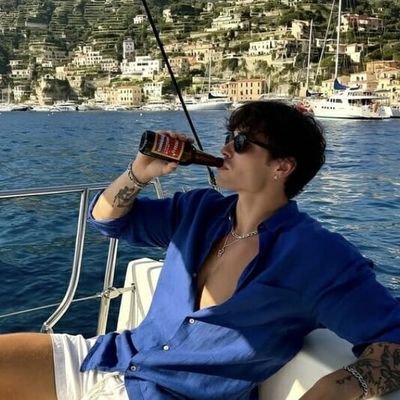 erostrds's profile picture. 