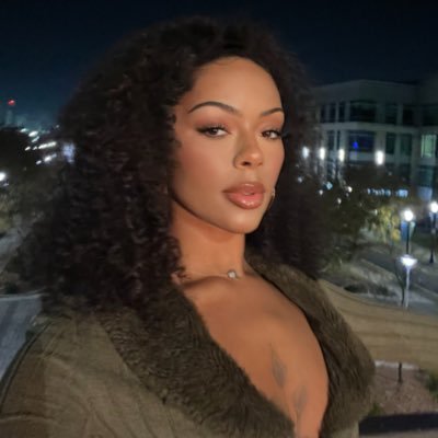 thatsyanii's profile picture. tf be goin on