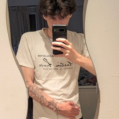 mvthmvth's profile picture. j'aime la musique les blagues et je déteste twitter, mais je vous aime beaucoup (sauf un)