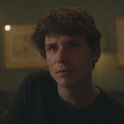 ottlo_'s profile picture. 🍏 i love vampires / he.him  / 19 / french 🍎