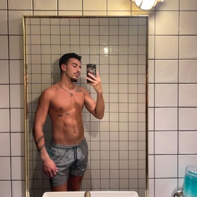 ImightBeAnas's profile picture. bisexual crisis gamer