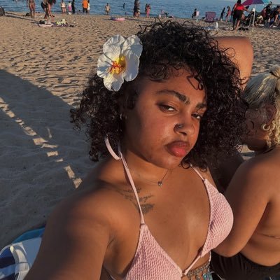 LEAHPARKERq's profile picture. The love of a family is life's greatest blessing 🤍#swiftie #sabrinacarpenter #katseye 🎶