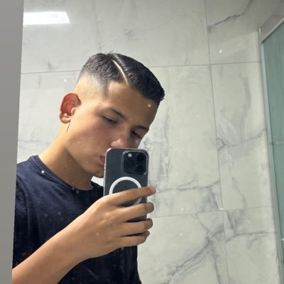 Sude242w's profile picture. Certains souvenirs meurent, d’autres restent pour nous tuer lentement.