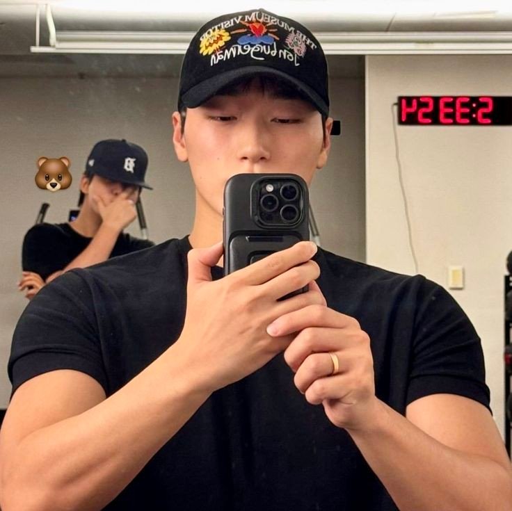 acromanticos's profile picture. Canción animal, remasterizado. Entre caníbales. Come de mí, come de mi carne. Tómate el tiempo en desmenuzarme.