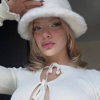 vicetile_'s profile picture. yapıyoruz kızlarımla manifesttt 🥂