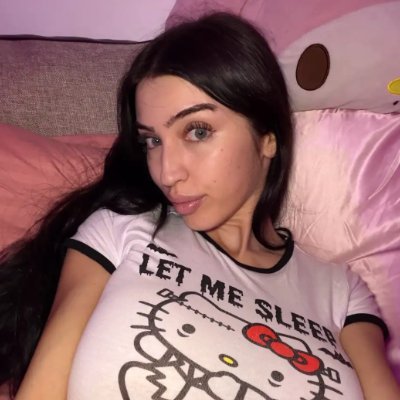 angeliccmelina's profile picture. ucla '28 | overthinking my way through psych :)