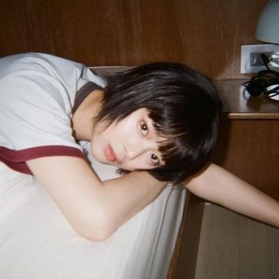 Autumntinted's profile picture. One slip and falling back into the hedge maze (oh—what a way to die).